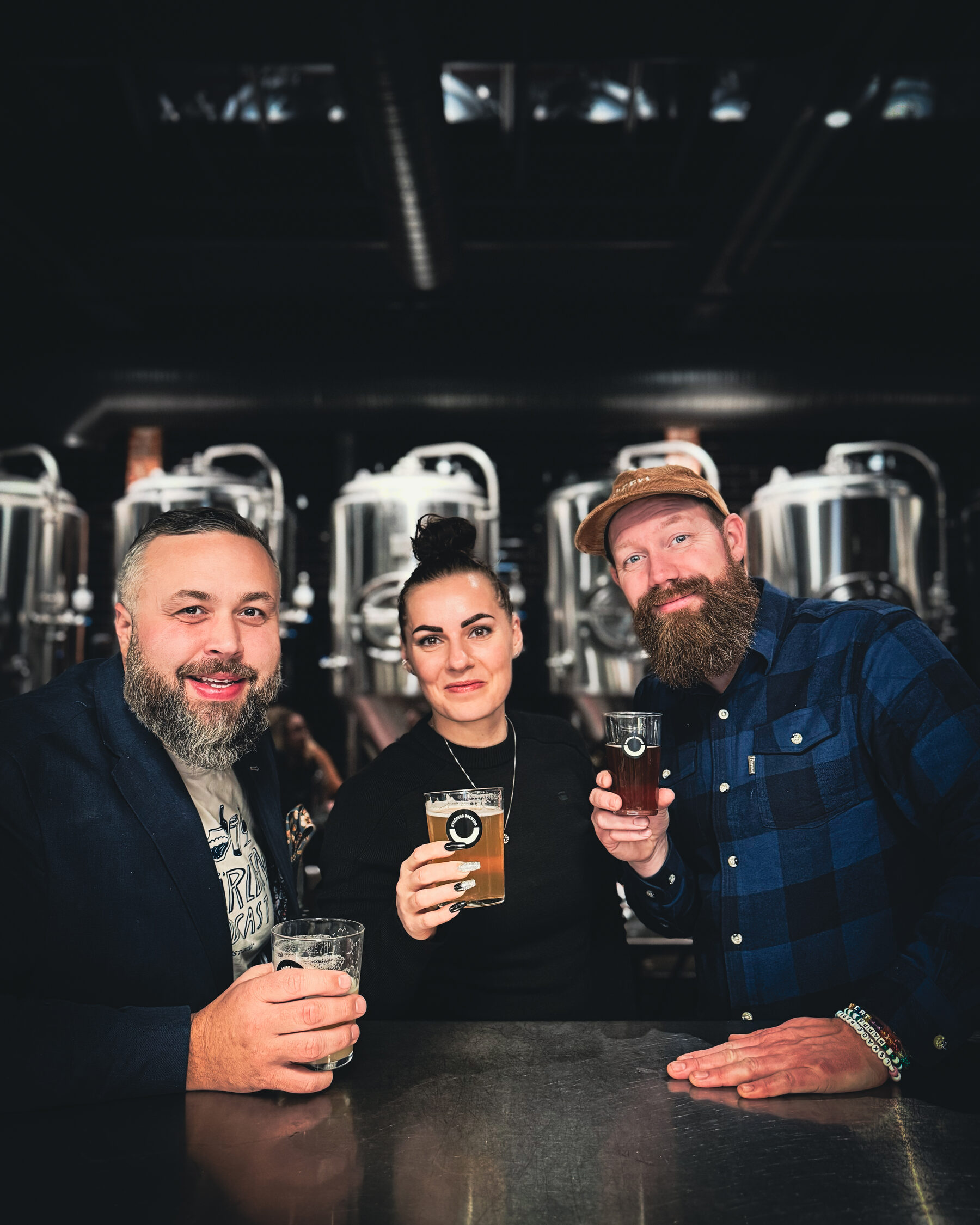 Robert, Therese och Micael i ett bryggeri